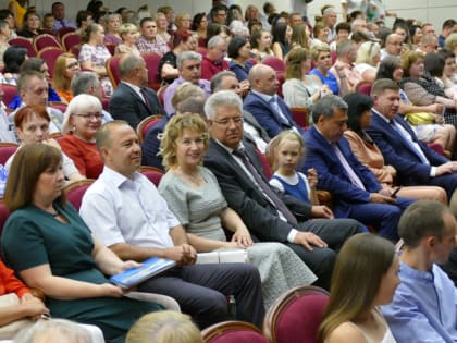 ПРЕДСЕДАТЕЛЬ ГОРДУМЫ ДМИТРИЙ ЯСТРЕБОВ ВМЕСТЕ С ДРУГИМИ ПОЧЕТНЫМИ ГОСТЯМИ ПОЗДРАВИЛ КОЛЛЕКТИВ ВТЗ С ДНЕМ МЕТАЛЛУРГА