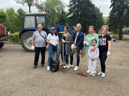В Волжском сквере прошел субботник: активные жители вместе с депутатом Татьяной Глуховой провели уборку территории