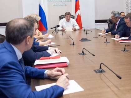 Губернатор Андрей Бочаров провел совещание по ЧП с пассажирском поездом