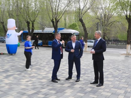 Национальный день донора: Андрей Бочаров оценил работу мобильного пункта центра крови