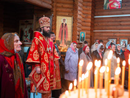 В Светлую субботу митрополит Феодор совершил Литургию в Дубовском храме Святой Троицы