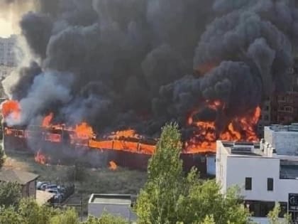 Очевидцы рассказали, как начался пожар на рынке в Волжском