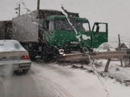 Бьются и стоят: на заснеженных трассах в Волгоградской области зафиксированы первые ЧП