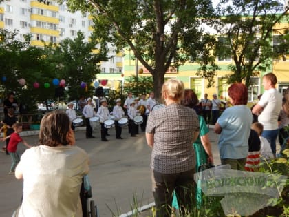 Барабанщики, чудо-хозяйки и детский смех: в Волжском отметили День соседей