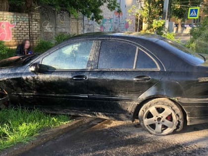 Пьяный угонщик на Мерседесе отомстил собутыльнику тараном машин в Волгограде