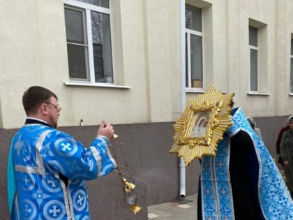 Перед иконой Божией Матери «Казанская» молятся верующие Зацарицынского благочиния