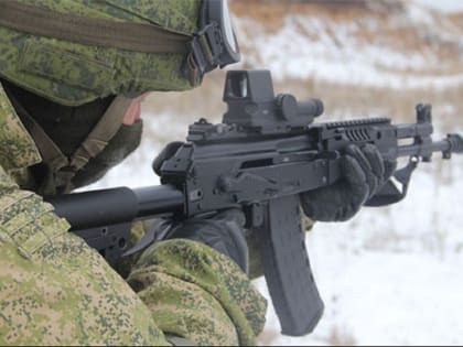 Волгоградские военные отрабатывают навыки стрельбы из нового автомата