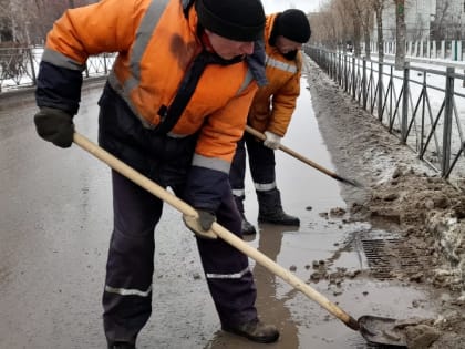 Волжские коммунальщики работают на расчистке дорог от снега и наледи