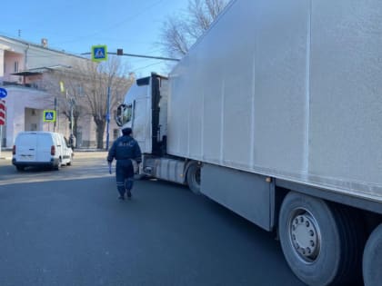 Незаконный проезд большегрузов в Волжском продолжает вызывать беспокойство