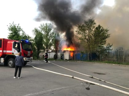 Чёрный едкий дым в центре города: В районе ЦПКиО горит строительный вагончик