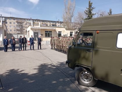Автомобиль повышенной проходимости с гуманитарной помощью отправили из Камышина в зону специальной военной операции.