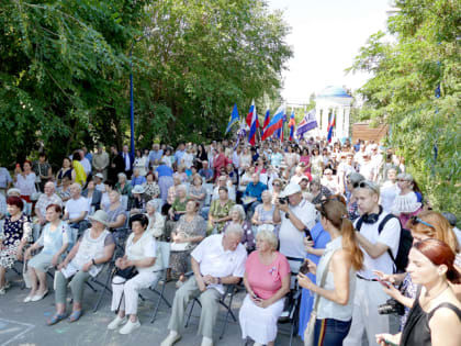 В ДЕНЬ ГОРОДА СОСТОЯЛСЯ ТРАДИЦИОННЫЙ ТОРЖЕСТВЕННЫЙ МИТИНГ И ВОЗЛОЖЕНИЕ ЦВЕТОВ К БЮСТУ ЕГО ОСНОВАТЕЛЯ Ф.Г. ЛОГИНОВА