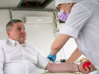 Волгоградский губернатор Андрей Бочаров сдал кровь для участников СВО