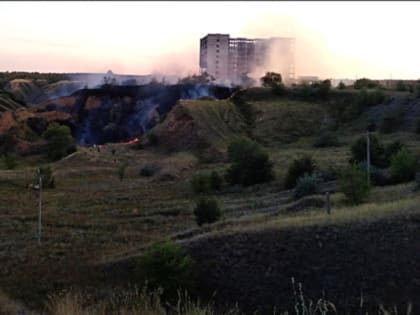 Жителей Камышина напугал дым от пожара в Кирпичном овраге