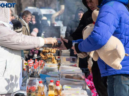 Скоморохи, блины и коробейники: в Волжском с размахом проводили зиму