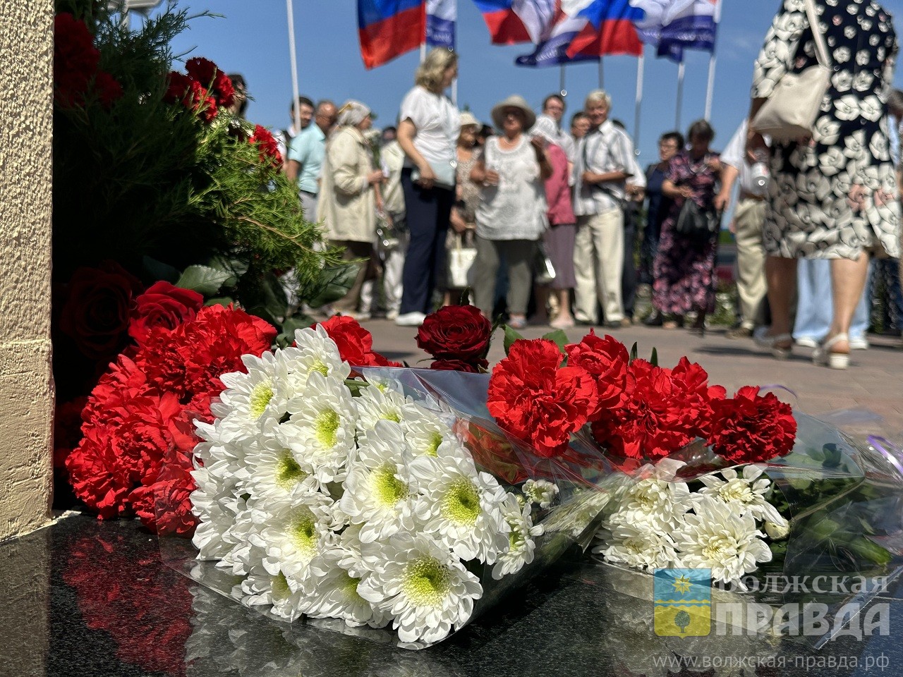 Фото возложение цветов к памятнику