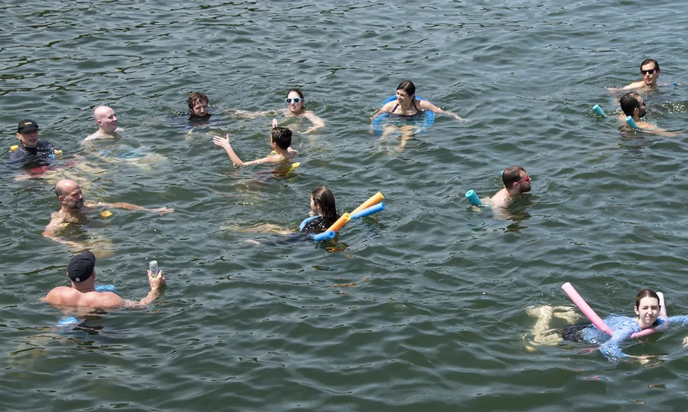 Zello-Mitarbeiter schwimmen