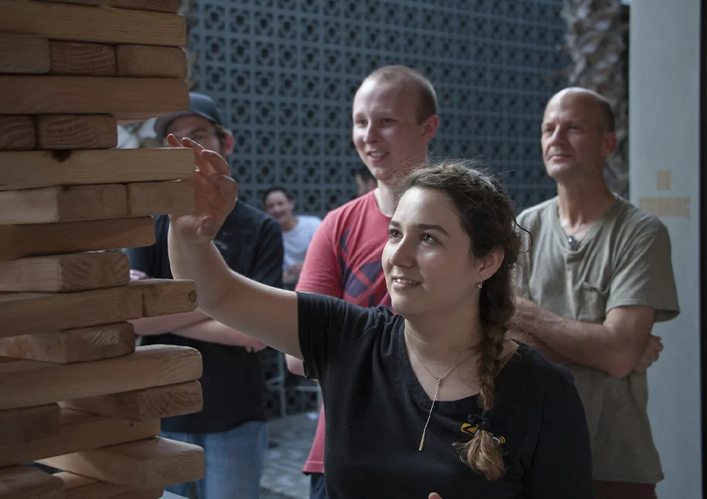 Zello-Mitarbeiter spielen Jenga