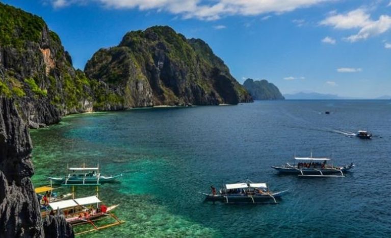 Tourists Flock to the Philippines to Experience