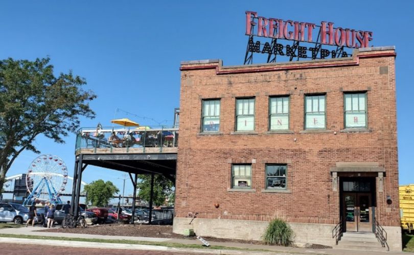 Things to Do in Davenport Iowa, Freight House Farmers' Market