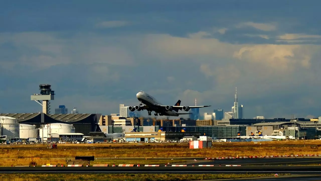 Air Baltic Terminal London Gatwick Airport (LGW)