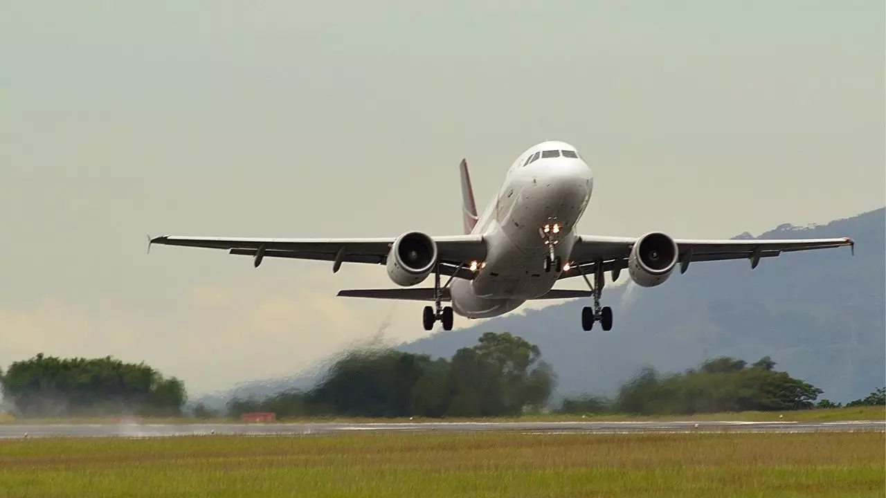 Azul Airlines Lisboa Terminal - Humberto Delgado Airport