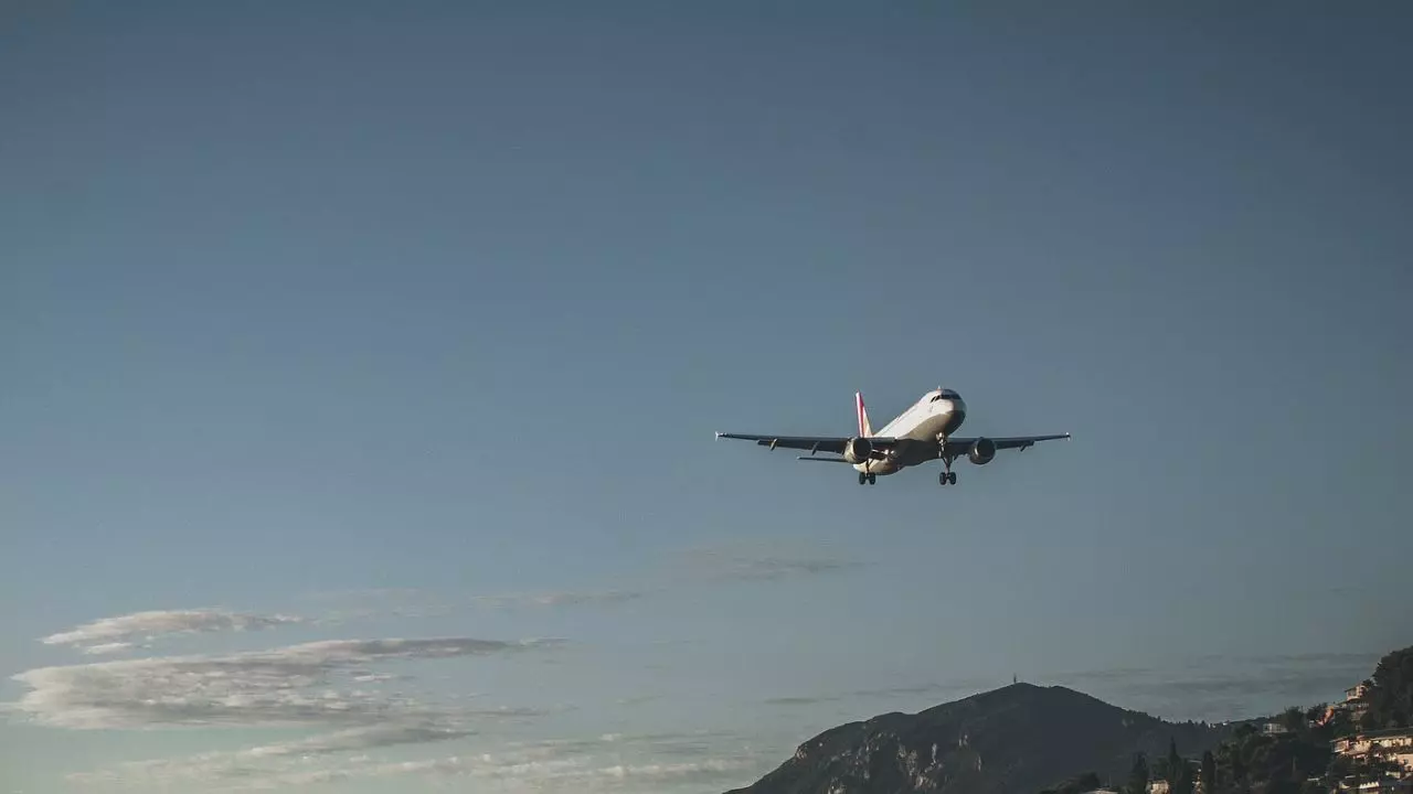 EasyJet Airlines Terminal London Gatwick Airport (LGW)