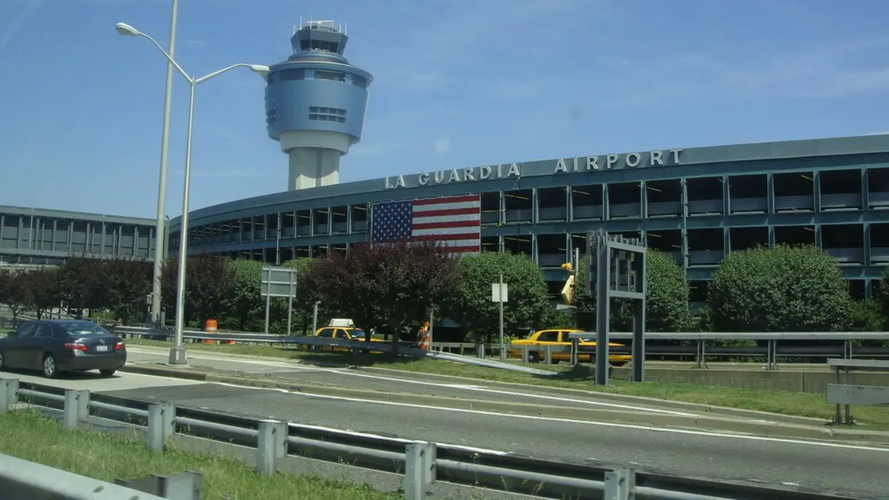 LaGuardia Airport (LGA)