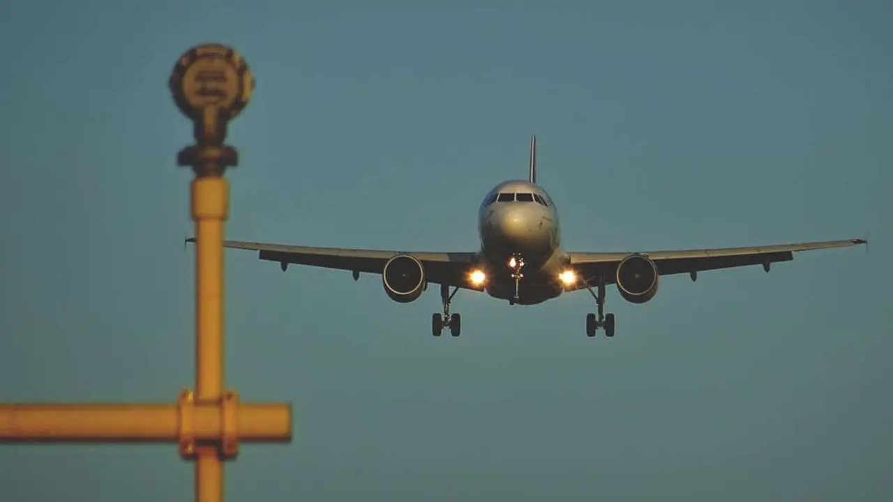 What Airlines Fly Direct From Gatwick to Edinburgh?