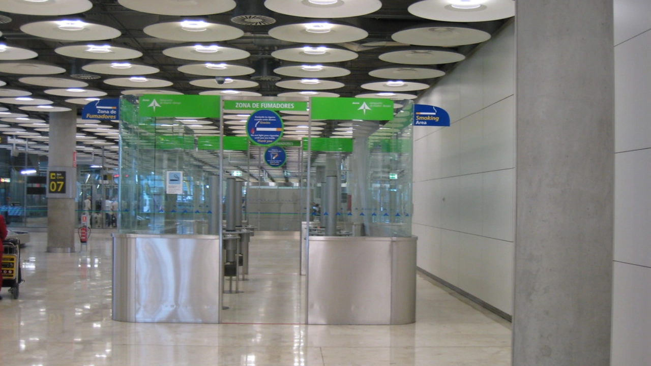 Dulles Airport have Smoking Areas Indoors or Outdoors