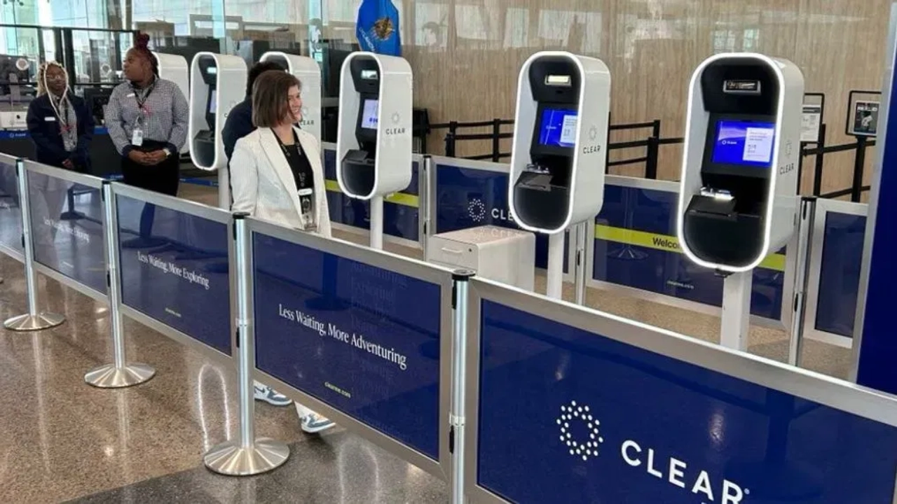Does Detroit airport have clear