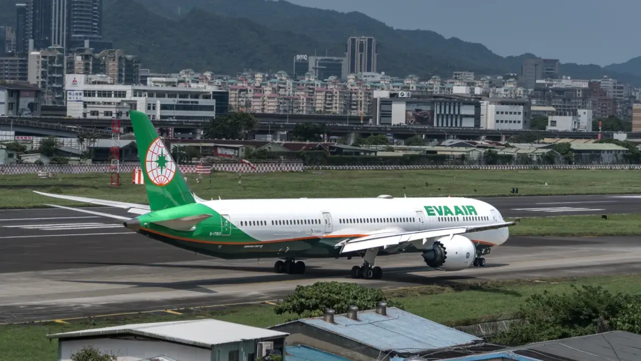 Eva Air flight change options including date, time, and destination