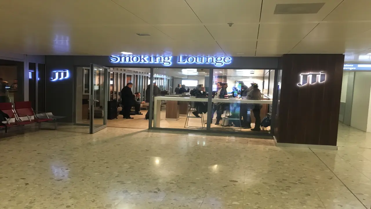 Does JFK Airport have Smoking lounge