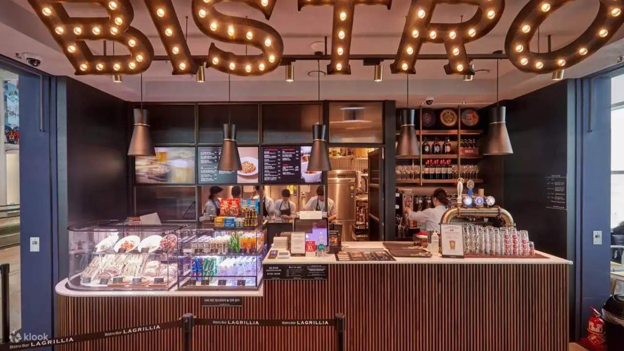 JFK airport restaurants at Terminal 8