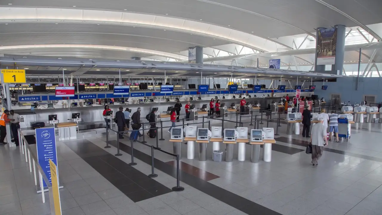 Airlines in JFK Terminal 4