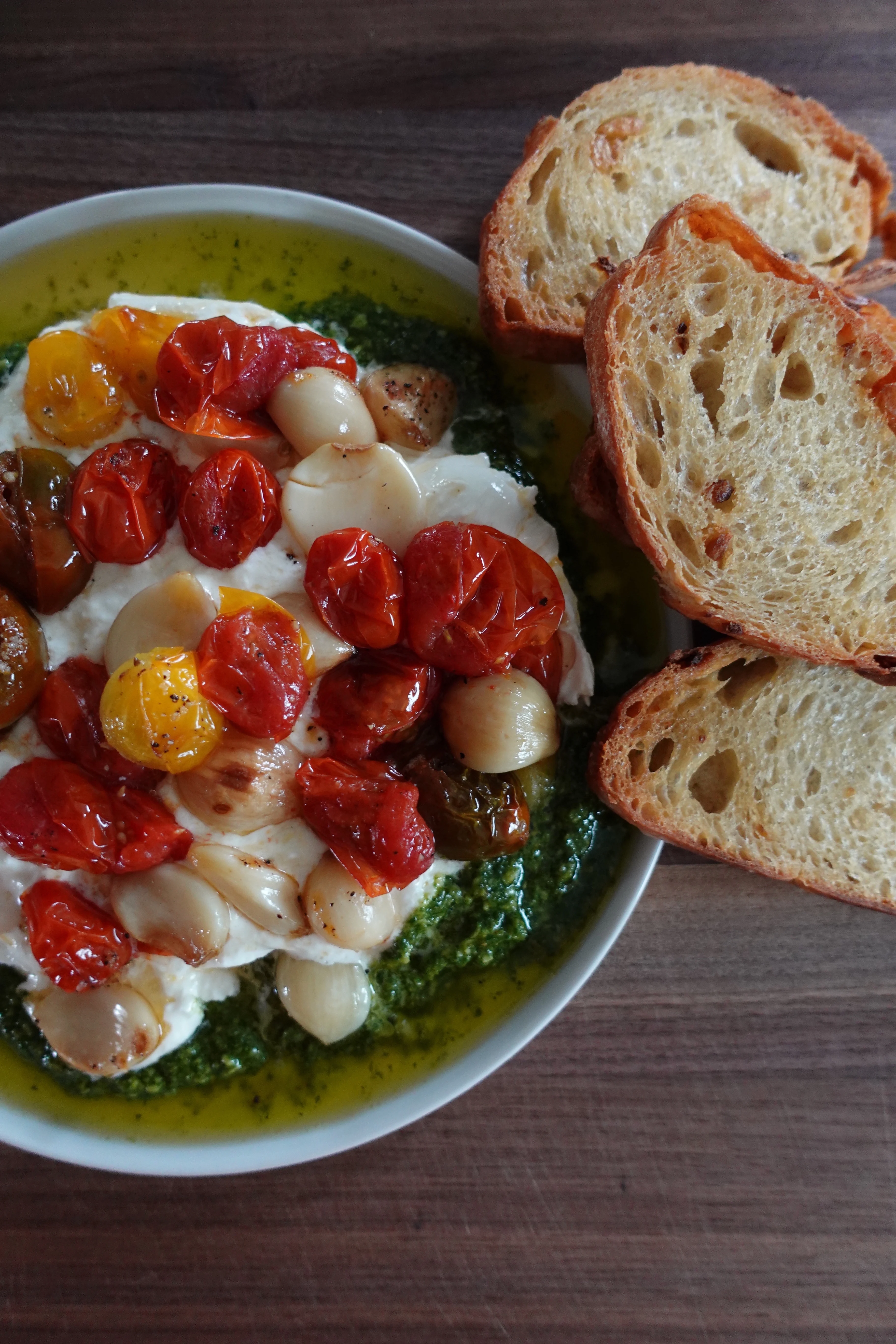 roasted-tomatoes-garlic-pesto-burrata