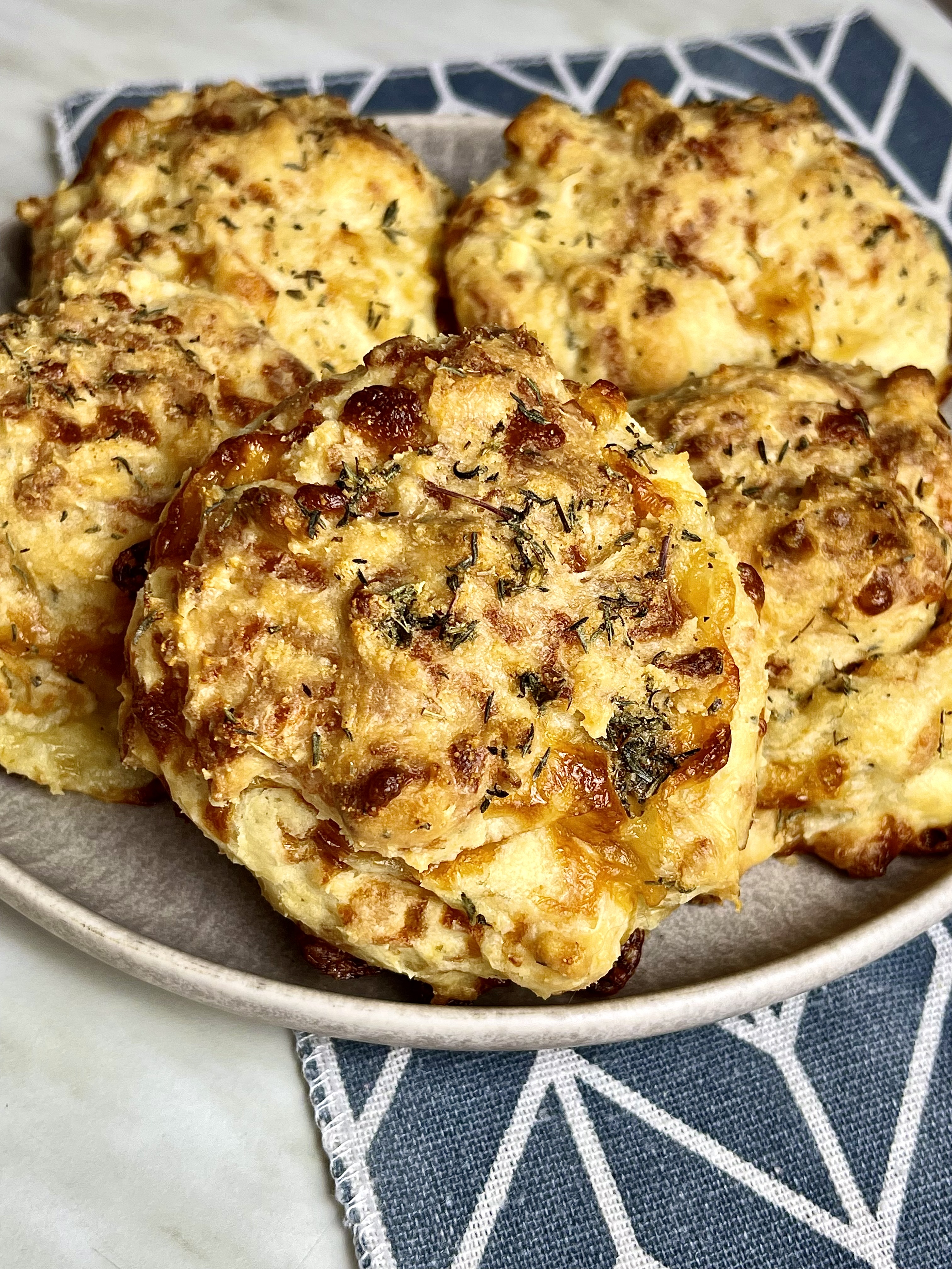 cheesy-thyme-biscuits