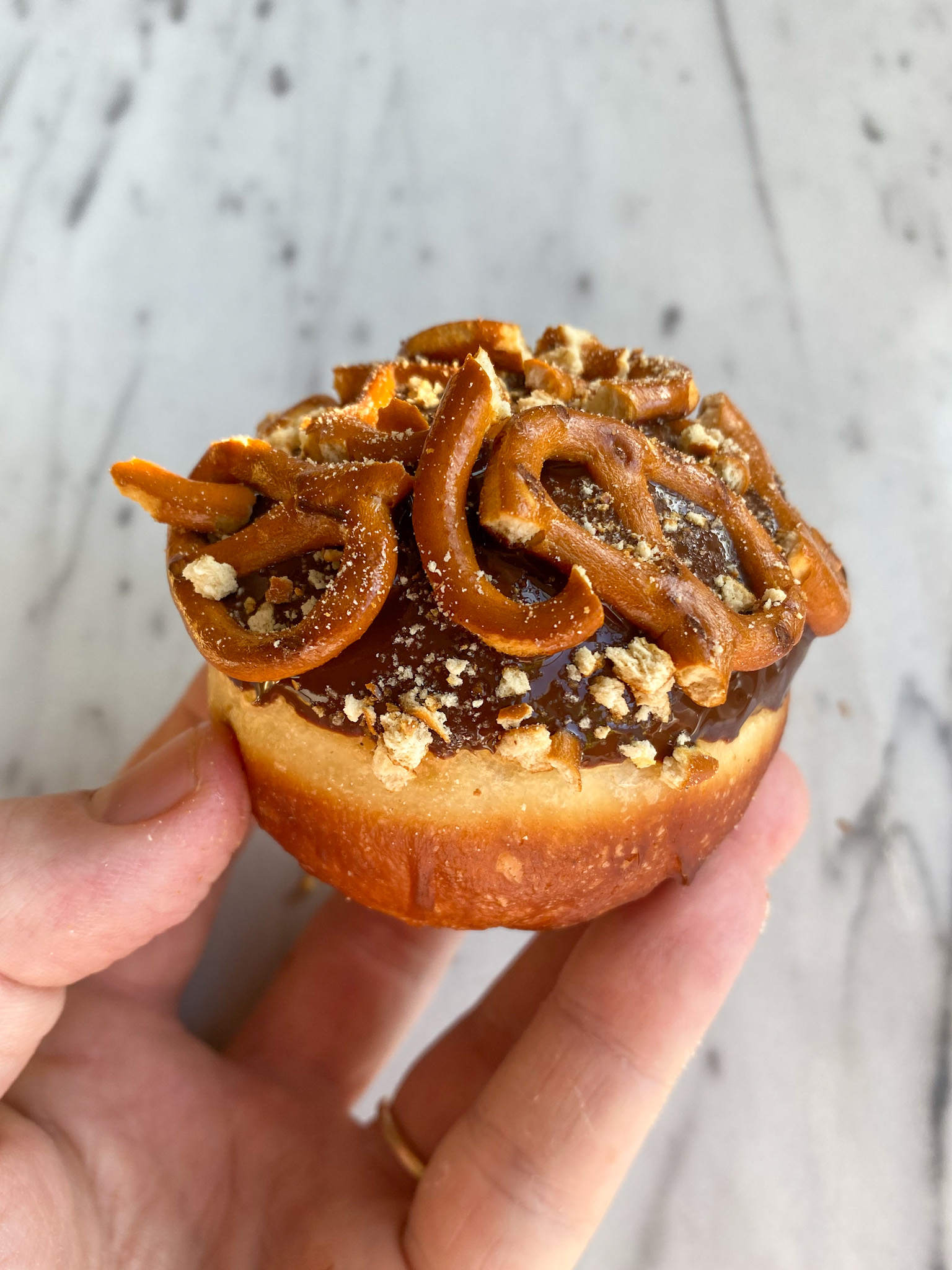 salted-caramel-pretzel-sufgania