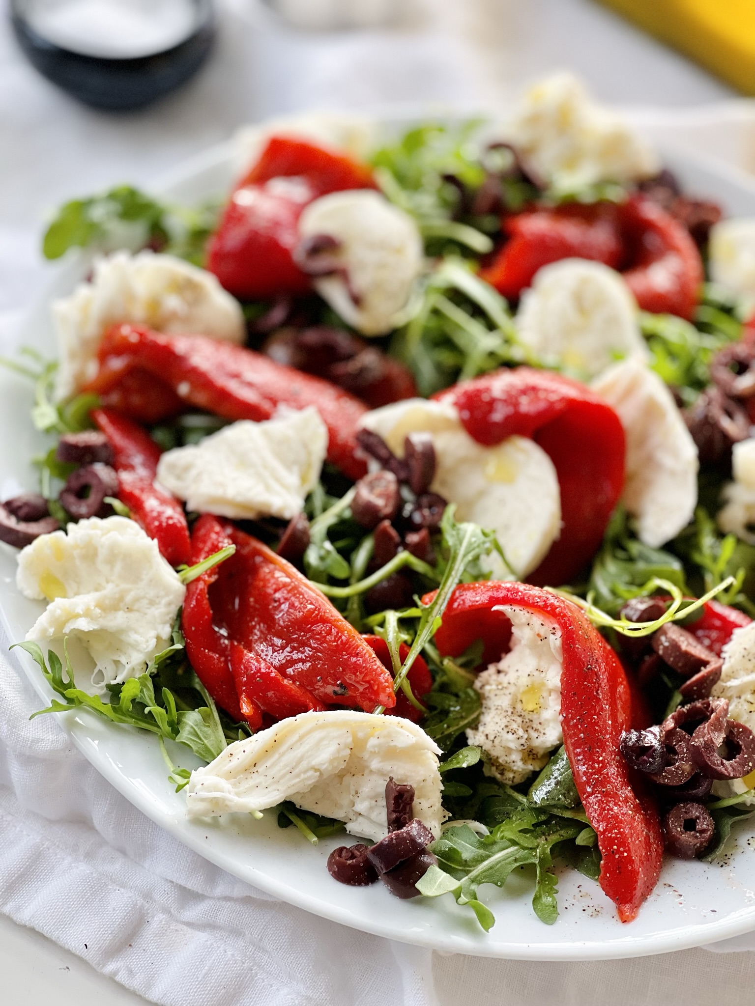 arugula-roasted-red-pepper-and-mozzarella-salad