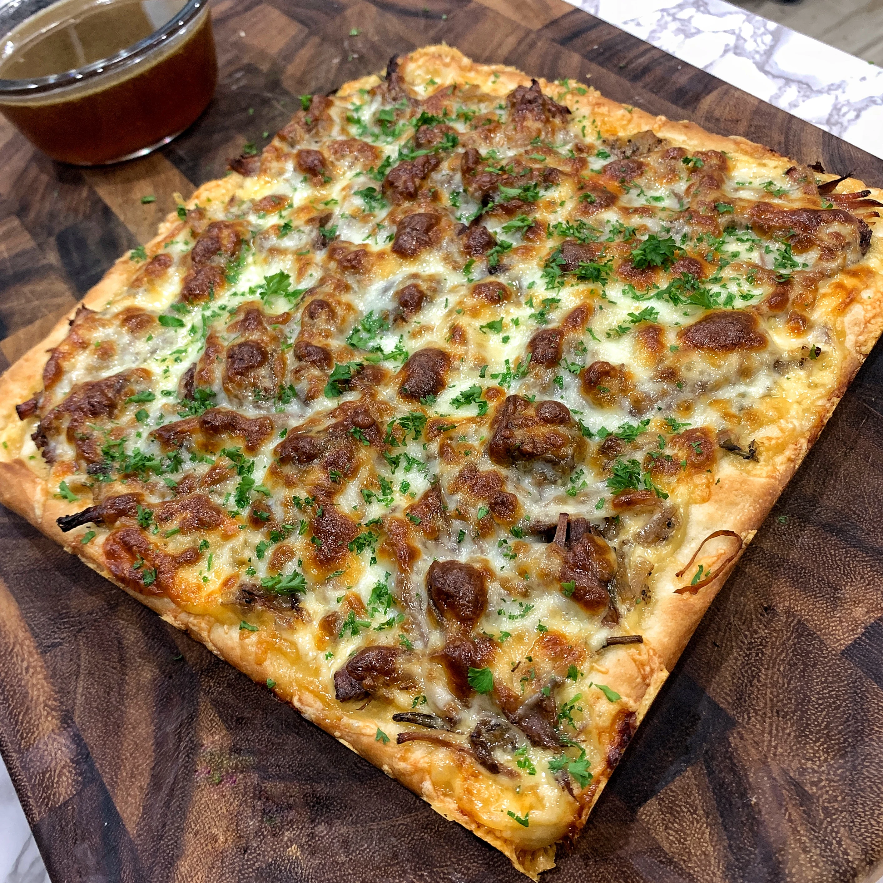 french-onion-beef-dip-pizza