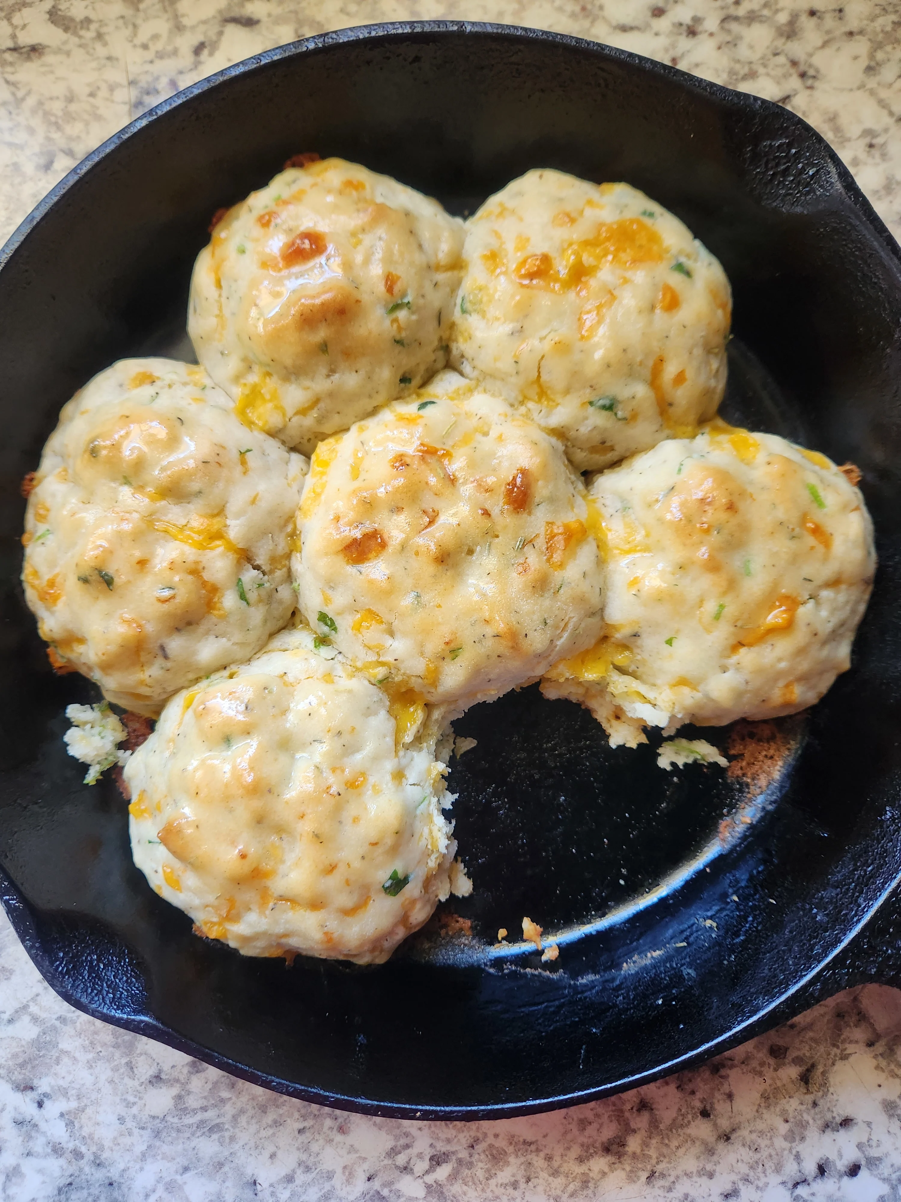 cheddar-garlic-biscuits