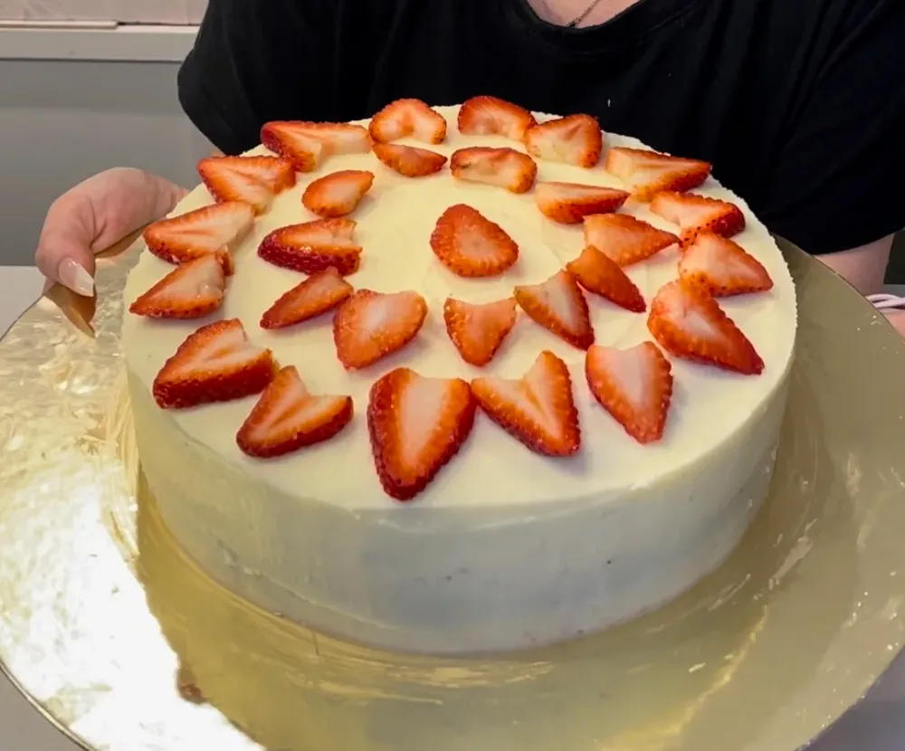 chocolate-cake-with-cheesecake-frosting