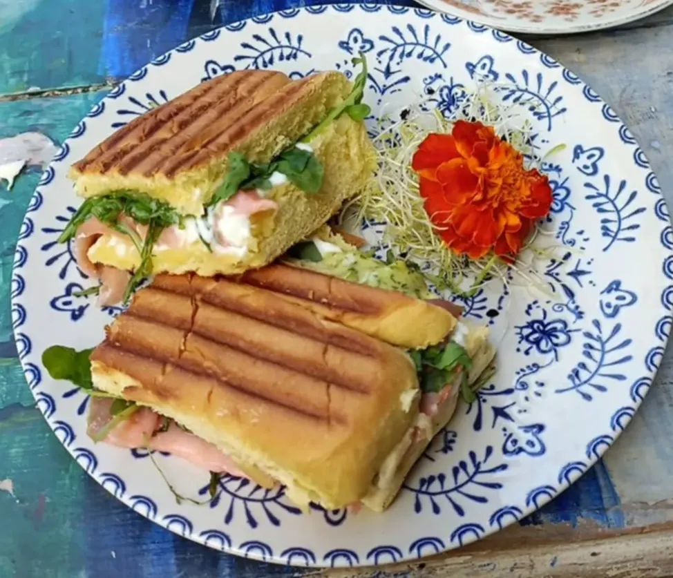 croque-van-brioche-met-gerookte-zalm-en-dilledressing