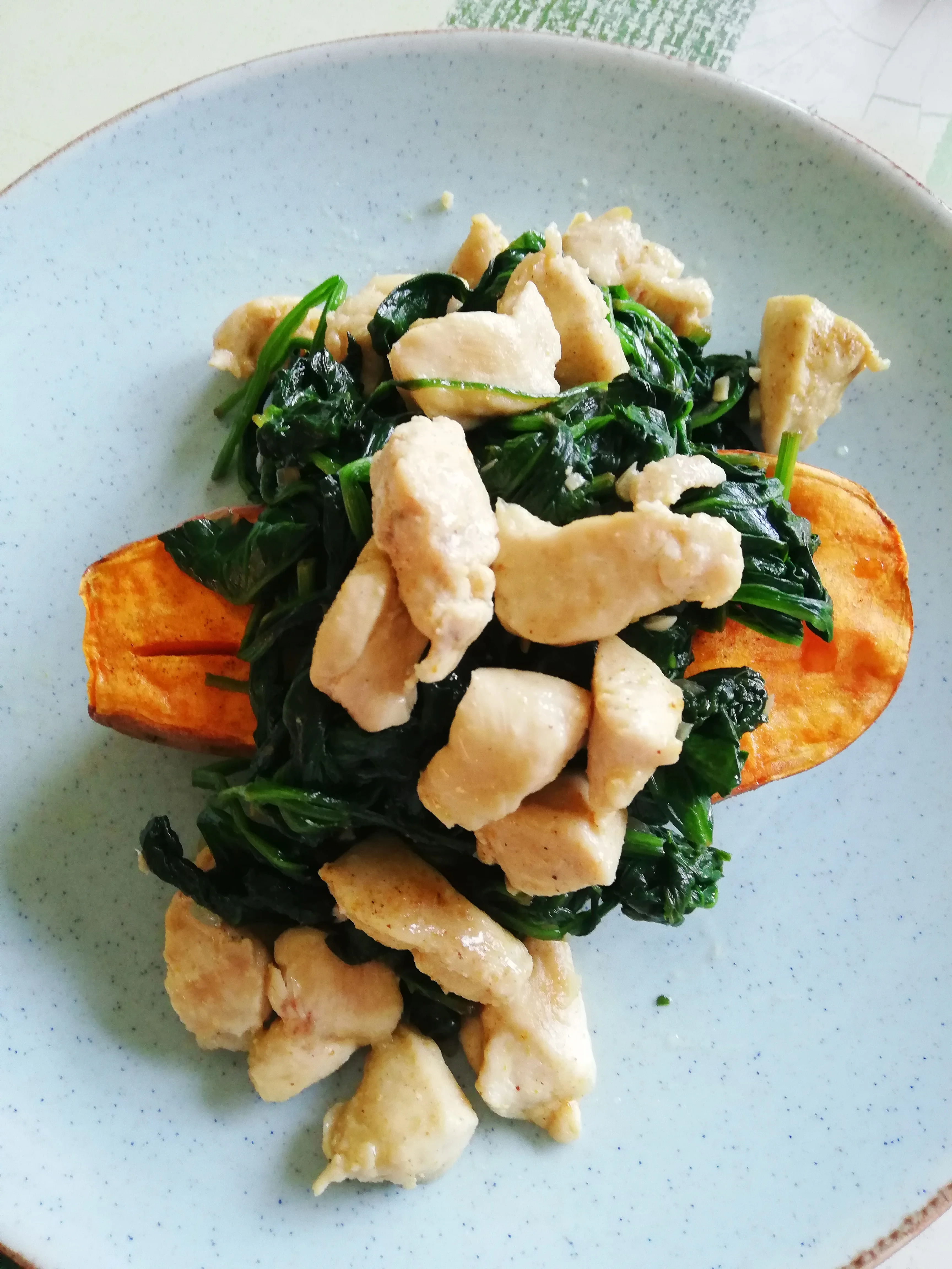 zoete-aardappel-met-spinazie-en-kip