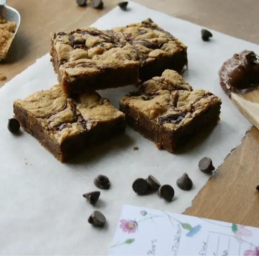 nutella-swirled-chocolate-chip-cookie-bars