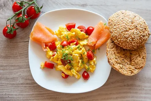 scrambled-eggs-with-smoked-salmon