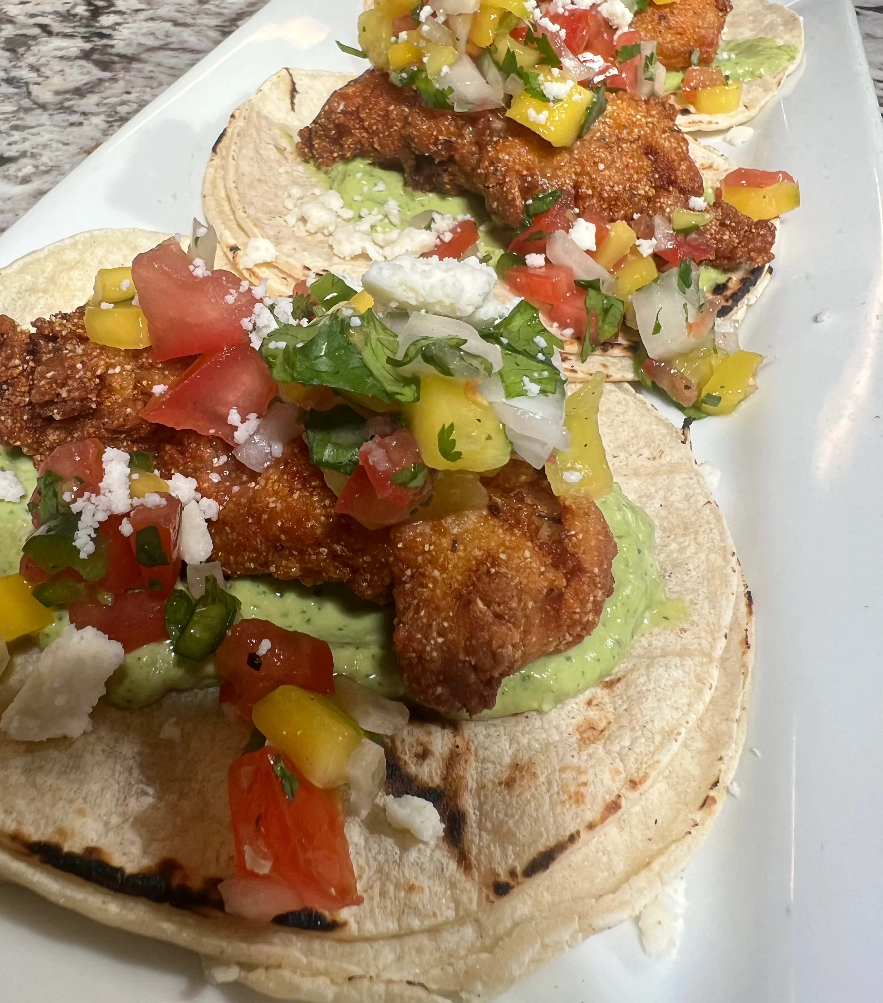 fish-tacos-mango-salsa-salsa-de-aguacate