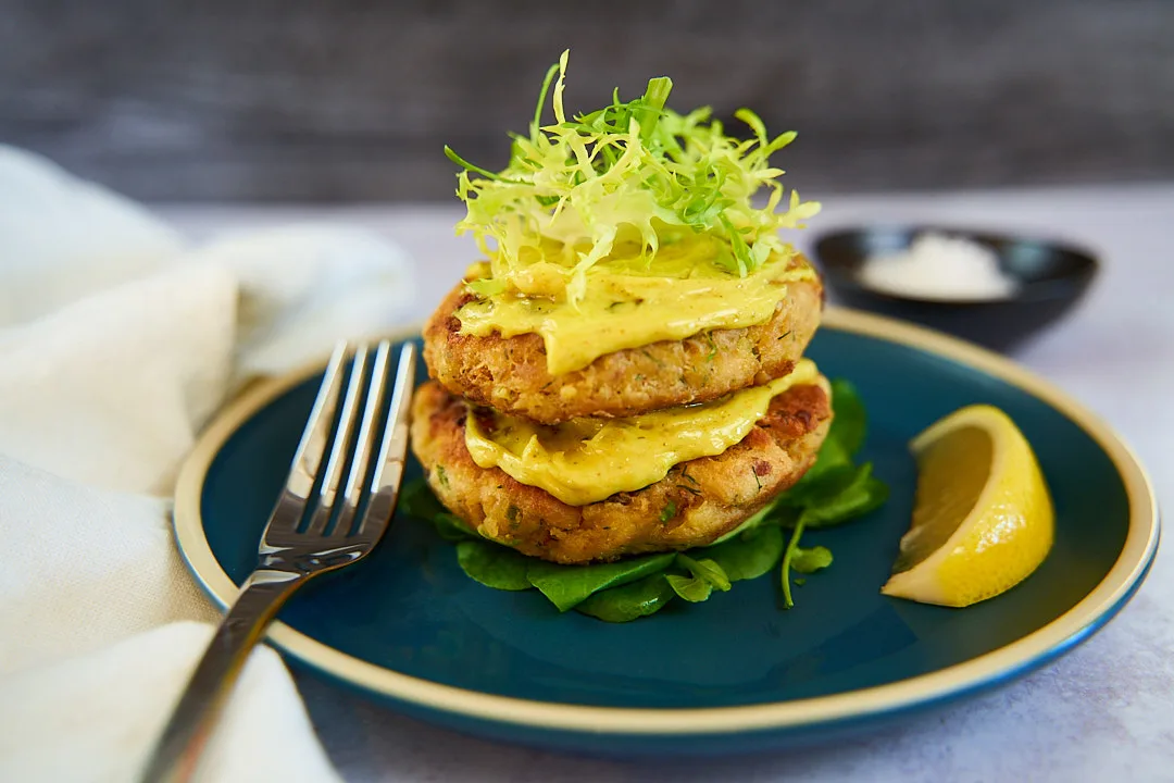 lemon-dill-tuna-cake-with-curry-aioli-and-frisee