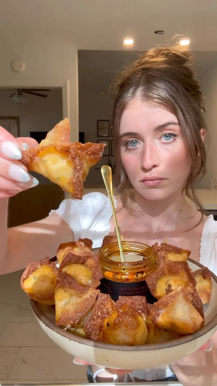 crab-rangoon-w-hot-crispy-oil