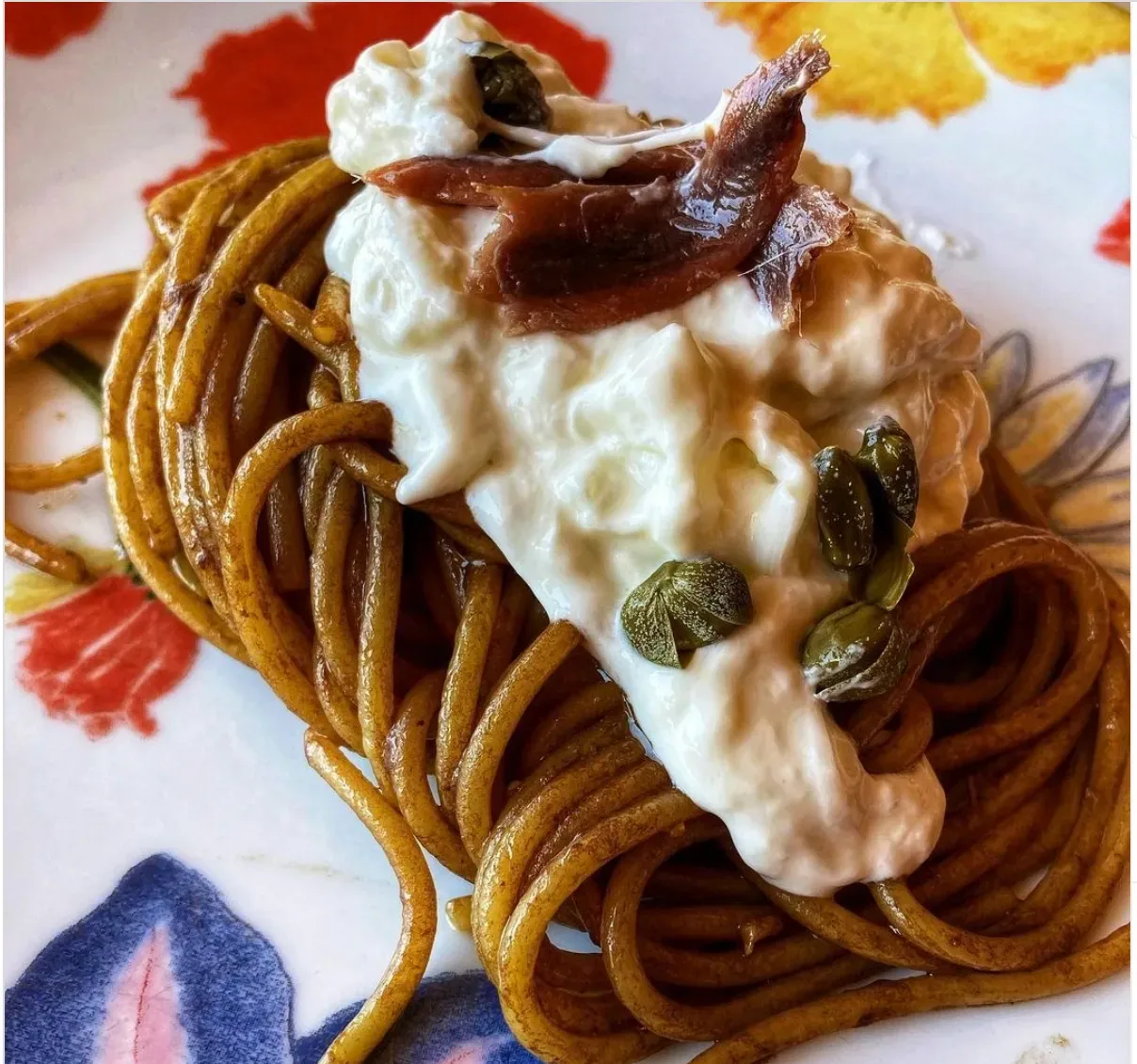 spaghetti-con-aglio-nero-acciughe-e-stracciatella